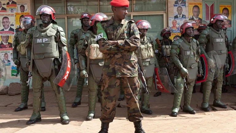 Les-legislateurs-ougandais-retablissent-la-capacite-des-tribunaux-militaires-a-juger-les-civils