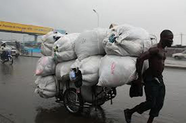 un-traîneur-de-pousse-pousse-en-action-à-Cotonou
